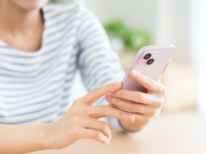 スマートフォンでフォームに入力する手元