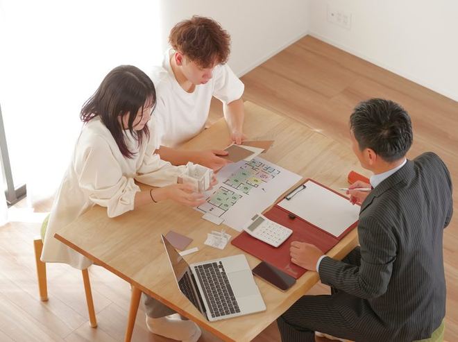 担当者と家づくりの相談をする夫婦
